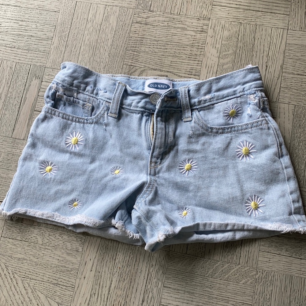 Adorable embroidered jean shorts size 10